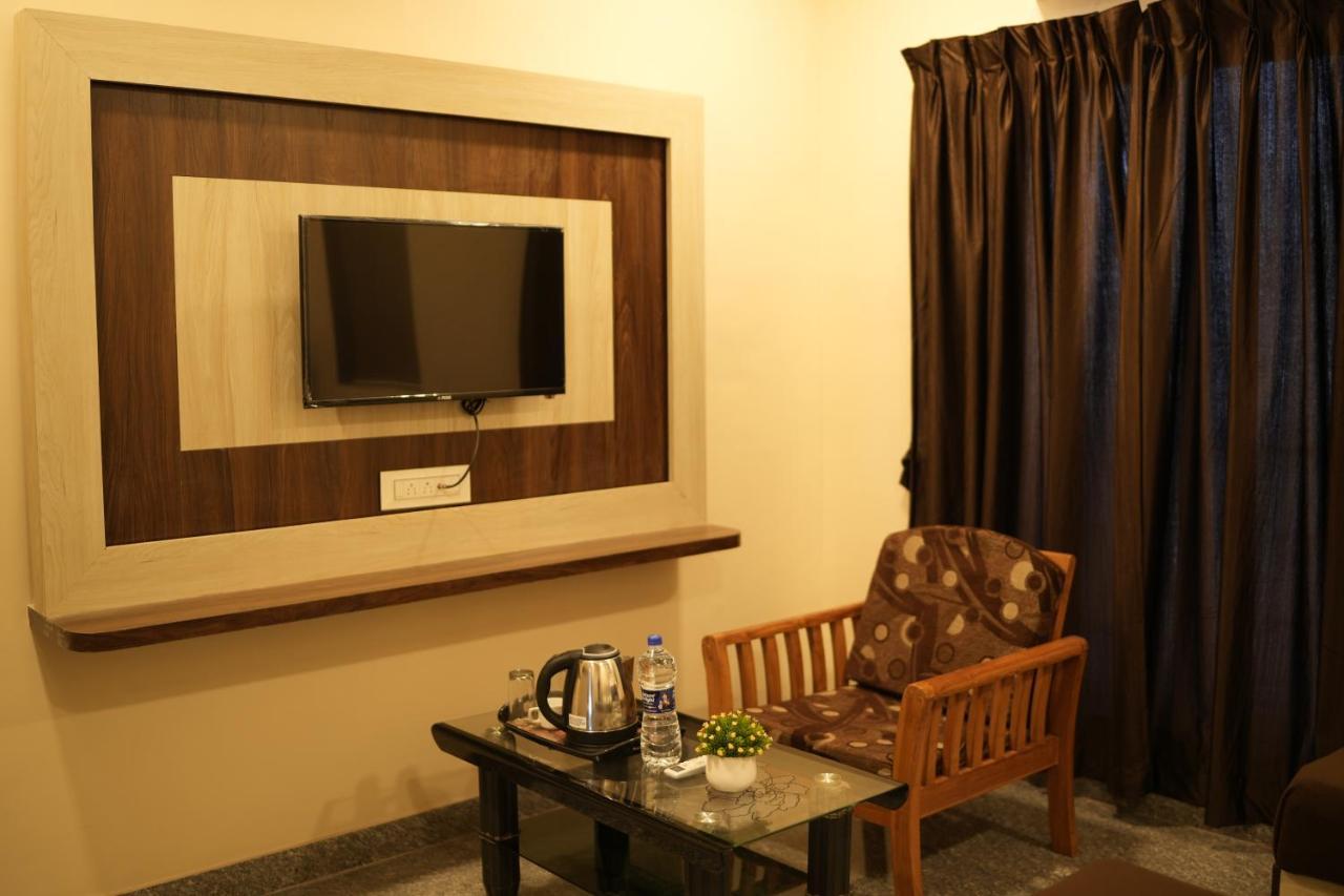 Hotel Sitara Inn รัตนากีรี ภายนอก รูปภาพ